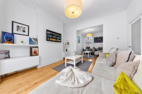 Luxury 4-Bedroom Modern Flat in Central London Steps from Station, Sleeps 9 in Style!